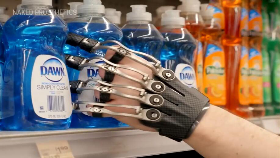3D打印出来的手指正在抓取瓶子